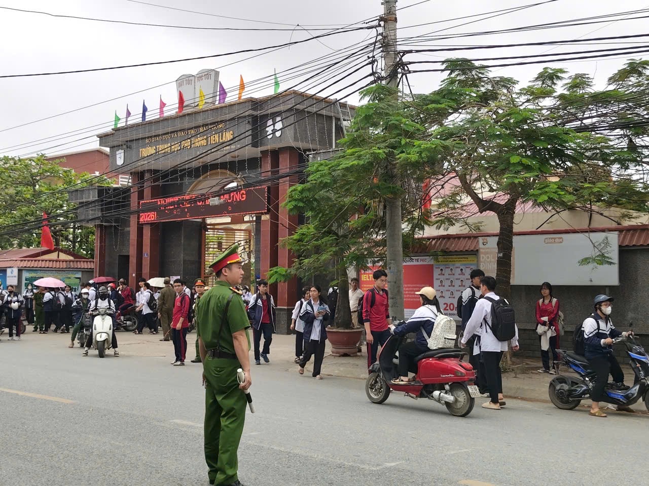 Công an xã Tiên Lãng tổ chức điều tiết, hướng dẫn giao thông tại các cổng trường học và bảo đảm trật tự công cộng